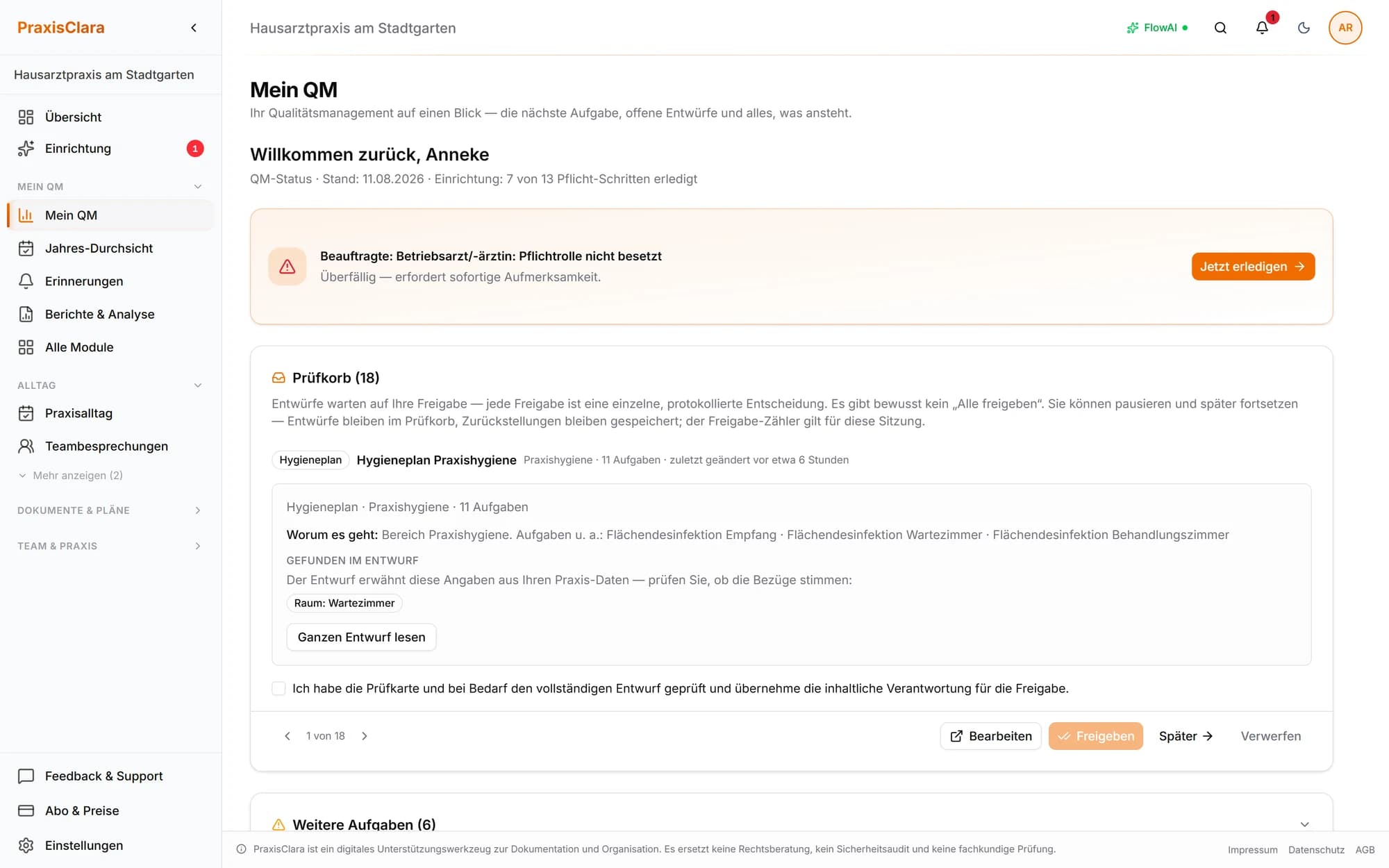 Das Cockpit „Mein QM“ einer Beispielpraxis: offener Prüfkorb mit achtzehn Entwürfen, eine überfällige Pflichtrolle und der Dokumentationsstand auf einen Blick.